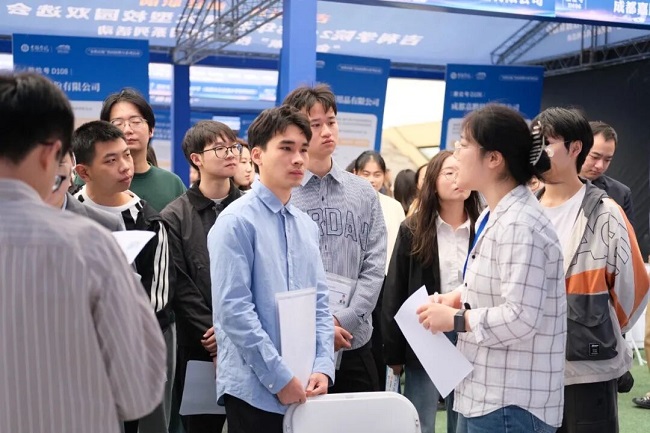 300家名企齊聚！瑞方人力助力吉利學(xué)院供需精準(zhǔn)匹配 第3張